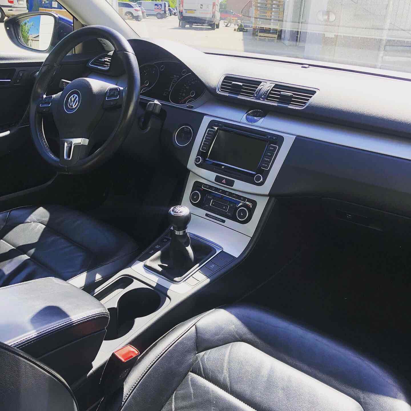 Blå VW Passat fra 2011