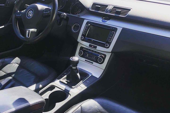 Blå VW Passat fra 2011