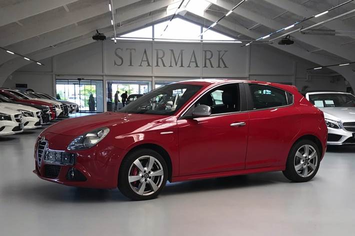Rød Alfa Romeo Giulietta fra 2010