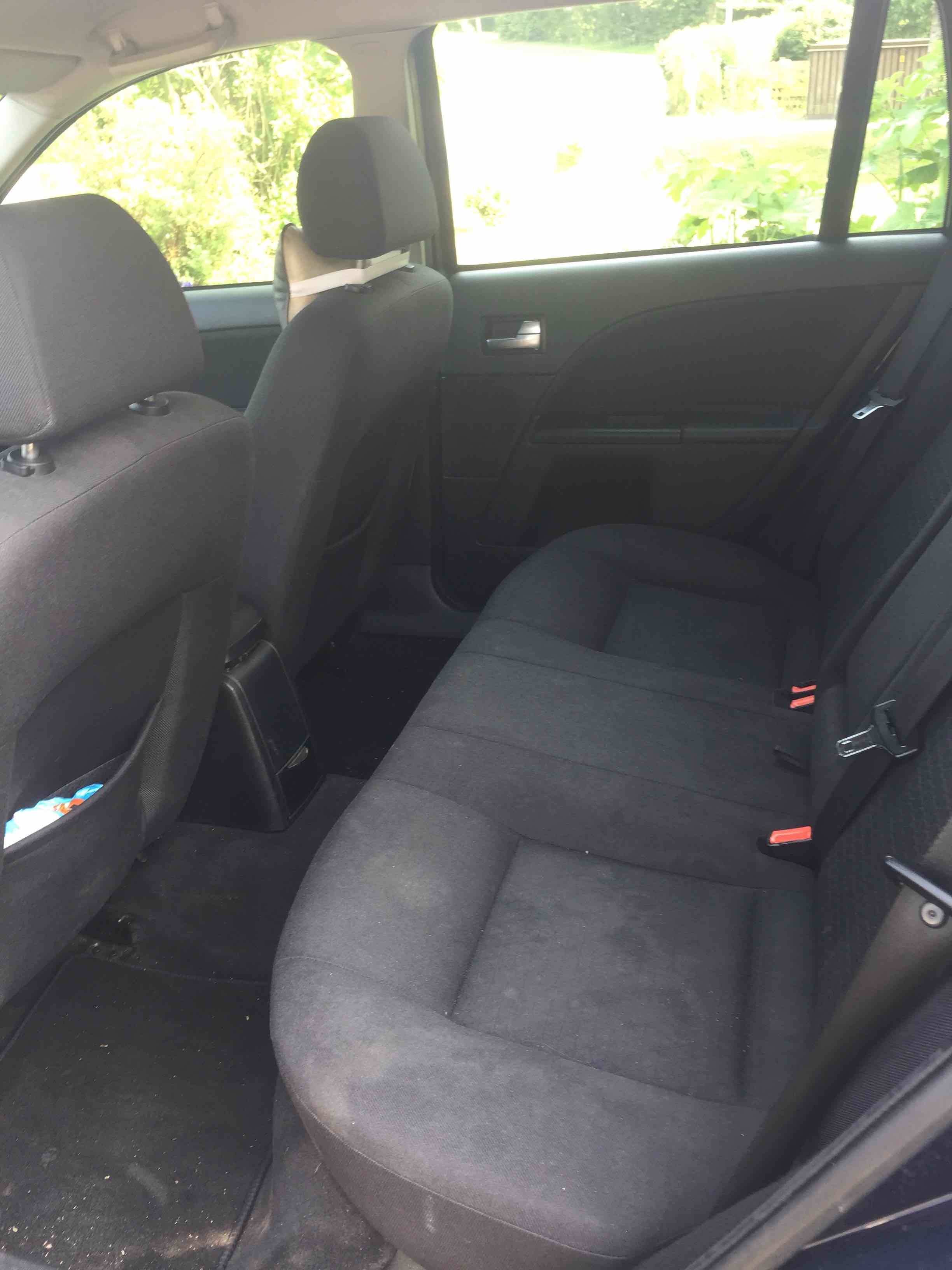 Blå Ford Mondeo fra 2003