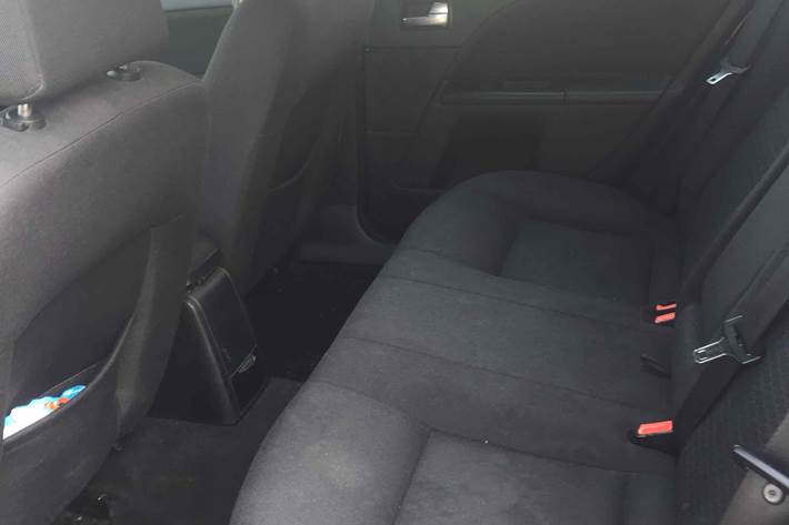 Blå Ford Mondeo fra 2003