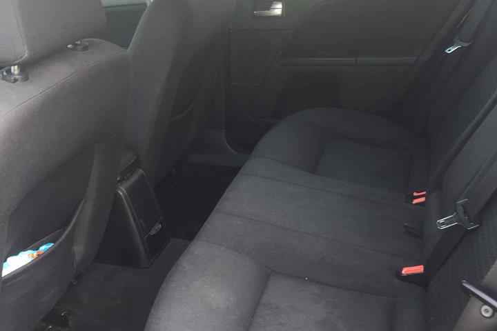 Blå Ford Mondeo fra 2003
