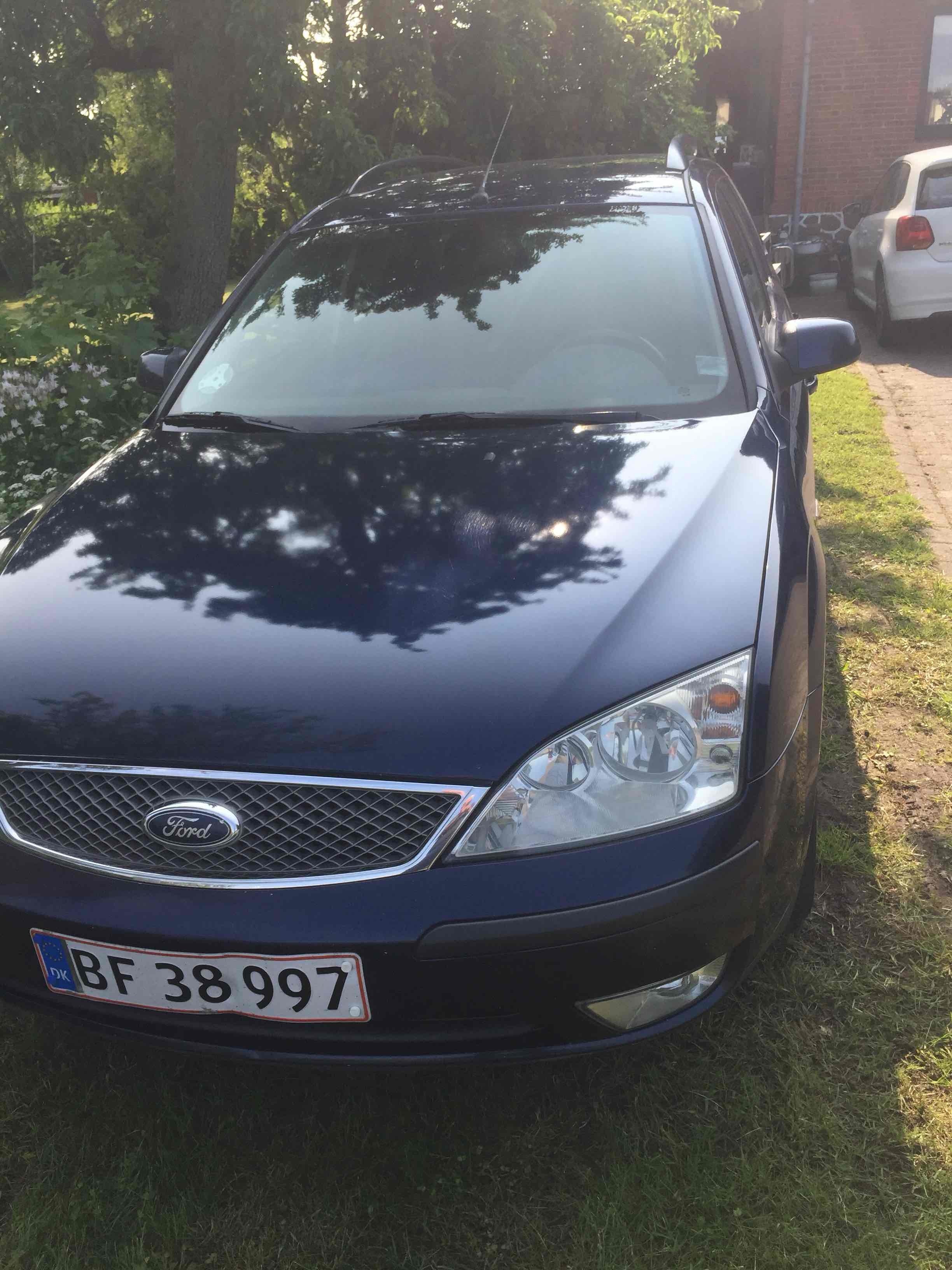 Blå Ford Mondeo fra 2003