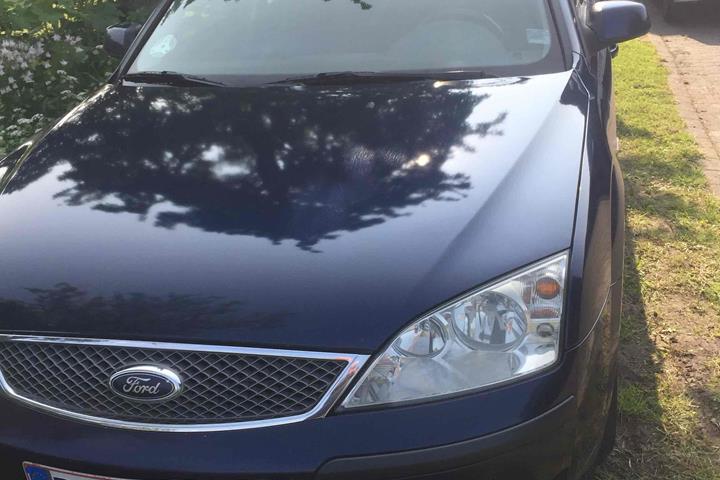 Blå Ford Mondeo fra 2003
