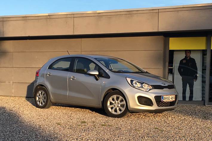Grå Kia Rio fra 2013