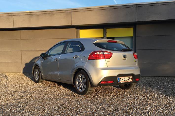 Grå Kia Rio fra 2013