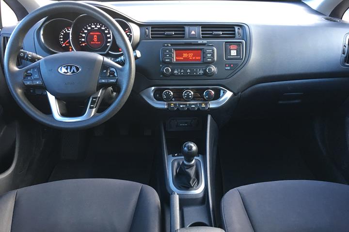 Grå Kia Rio fra 2013