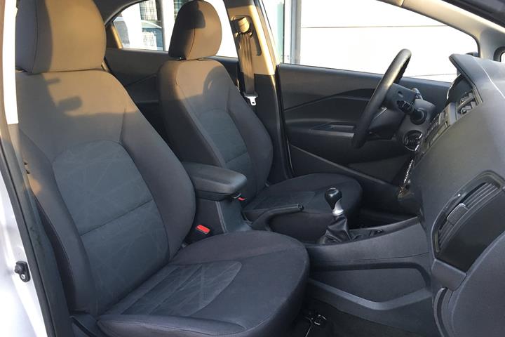 Grå Kia Rio fra 2013