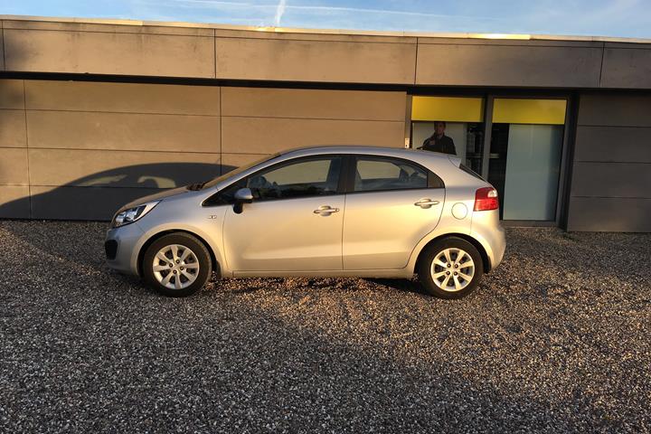 Grå Kia Rio fra 2013