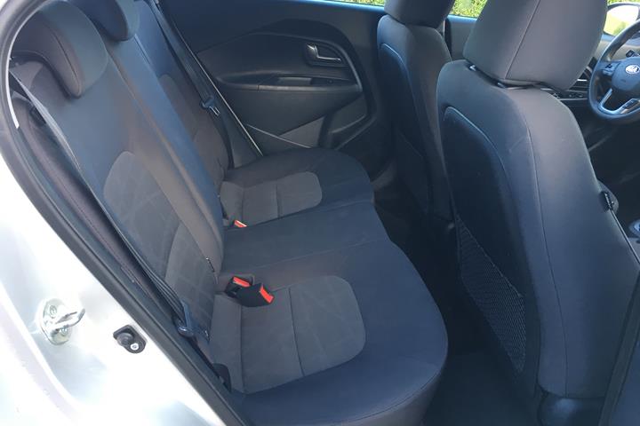 Grå Kia Rio fra 2013