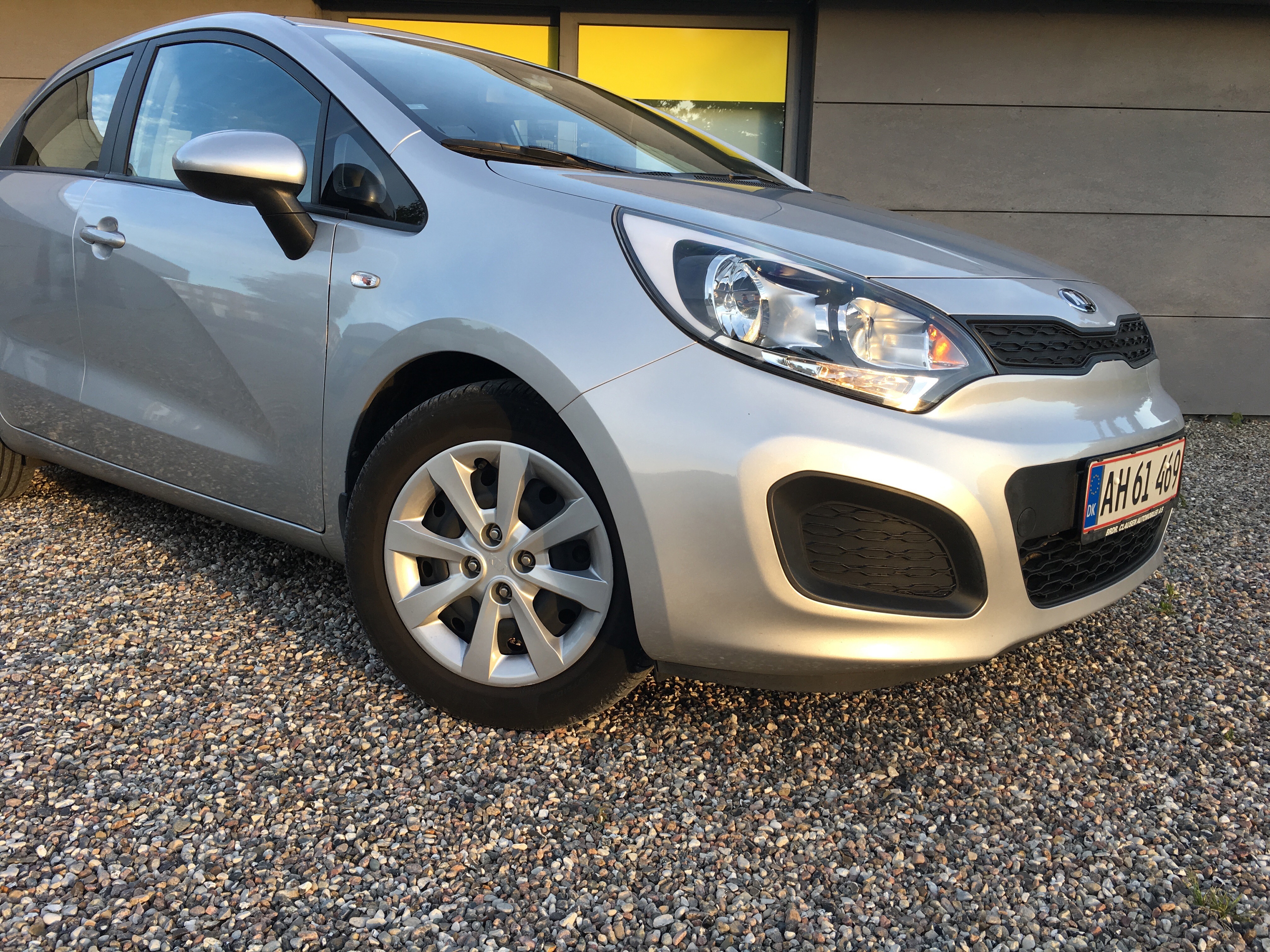 Grå Kia Rio fra 2013