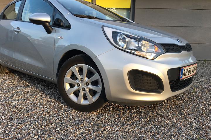 Grå Kia Rio fra 2013
