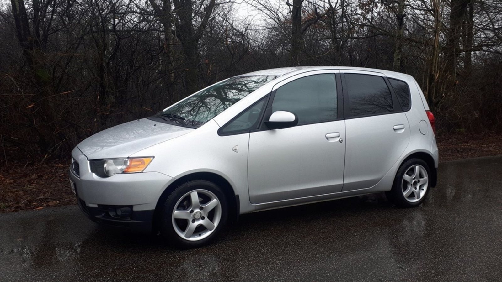 Grå Mitsubishi Colt fra 2011