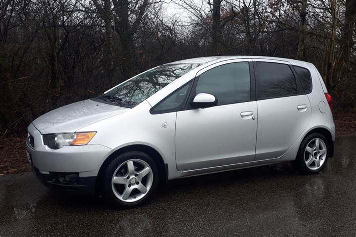 Grå Mitsubishi Colt fra 2011