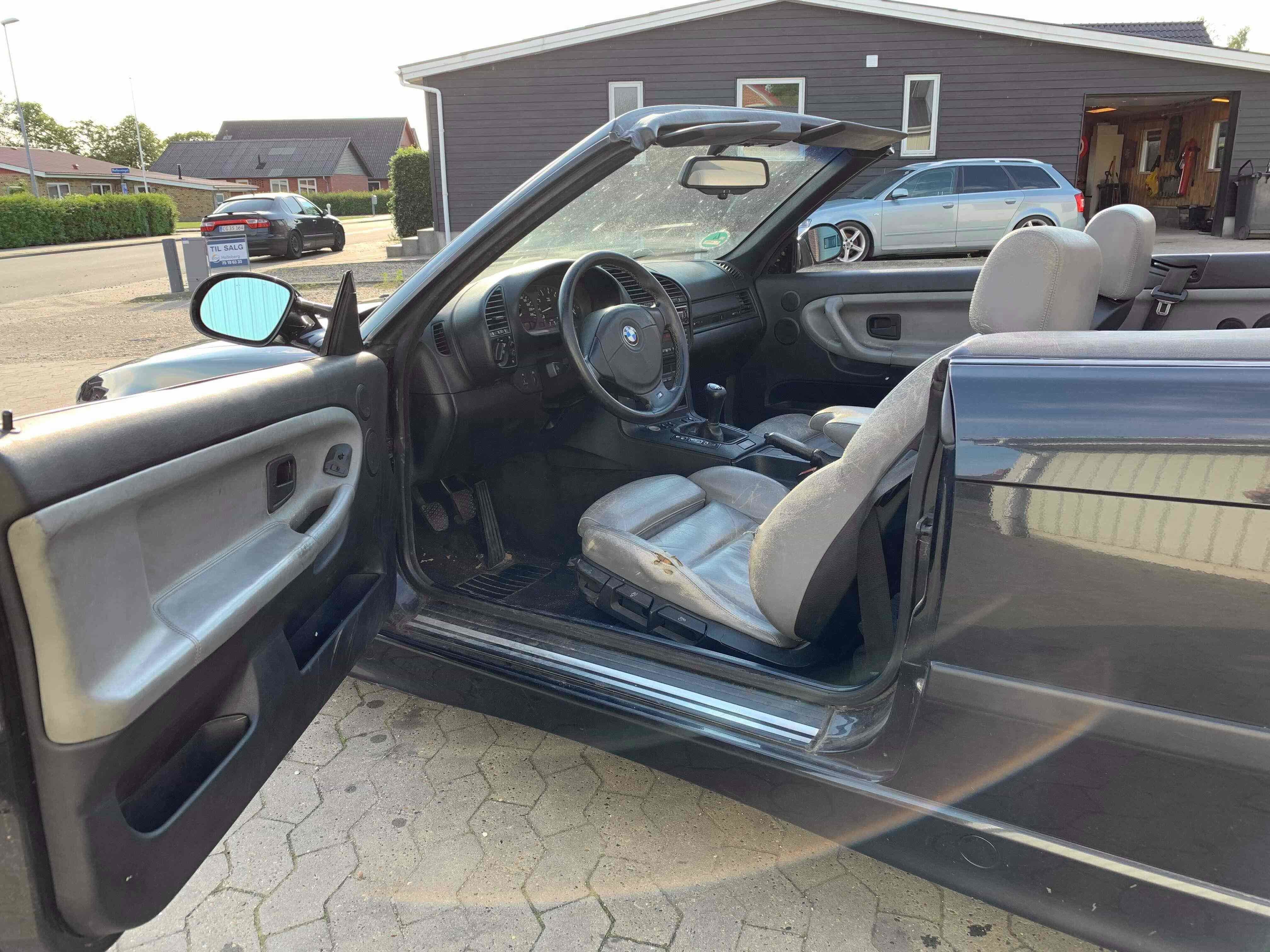 Sort BMW 328 fra 1993