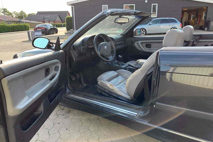 Sort BMW 328 fra 1993