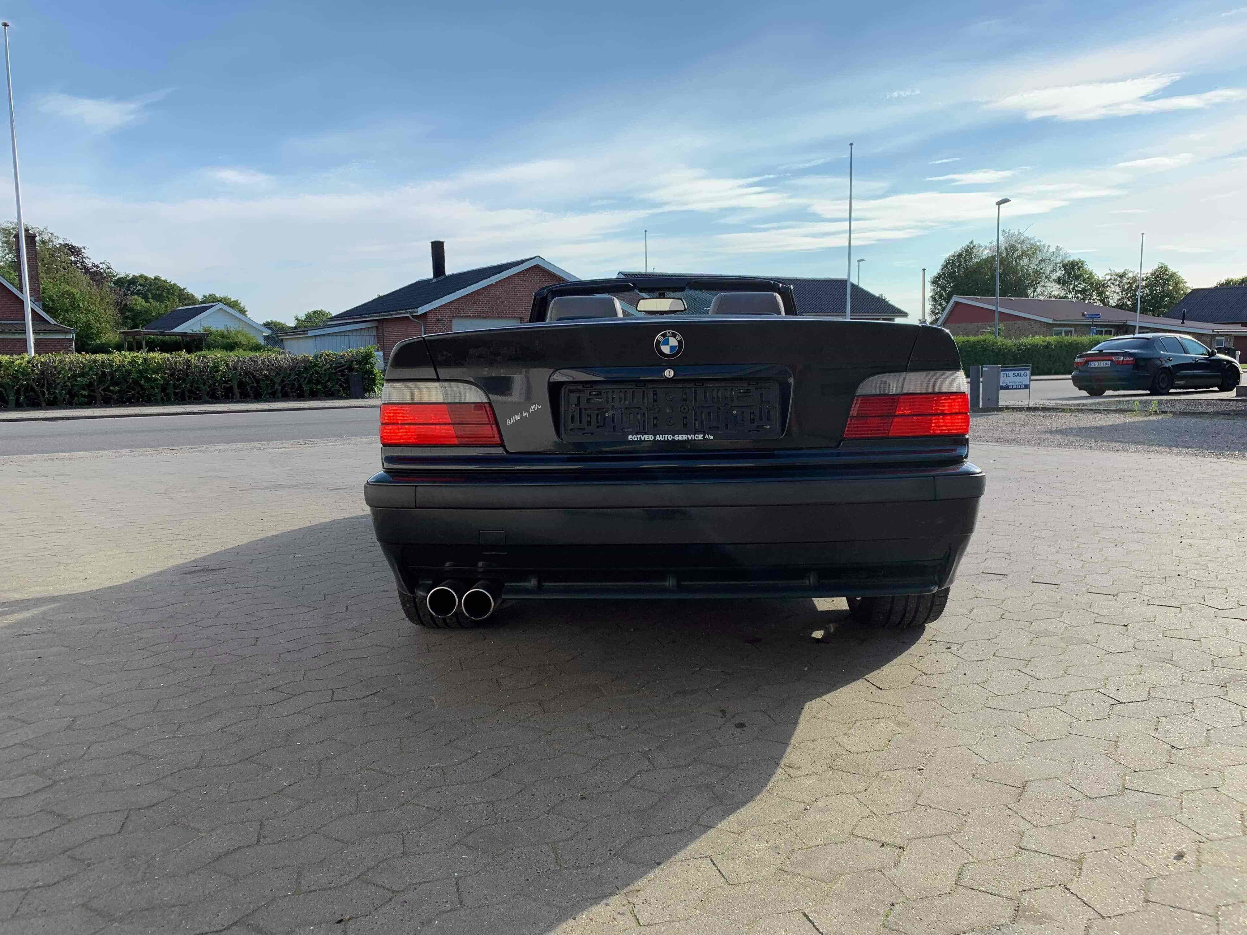 Sort BMW 328 fra 1993