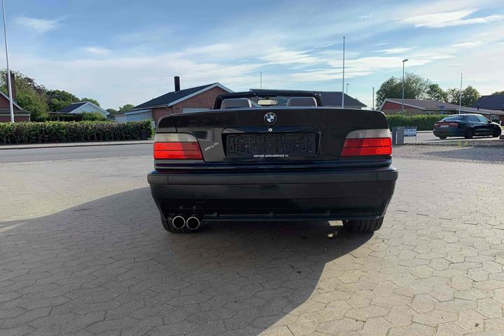 Sort BMW 328 fra 1993