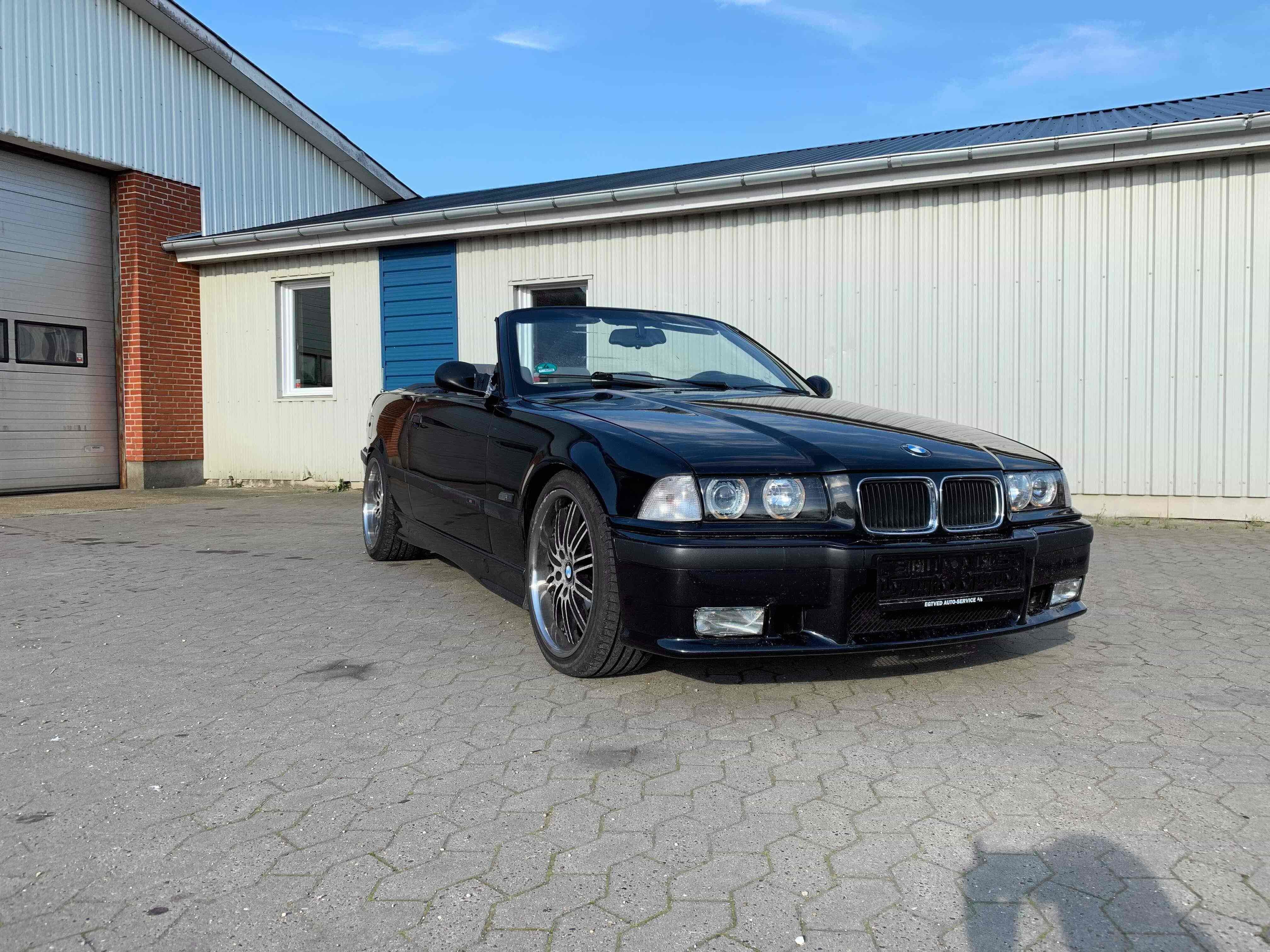 Sort BMW 328 fra 1993