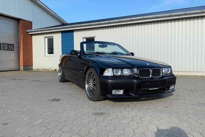 Sort BMW 328 fra 1993