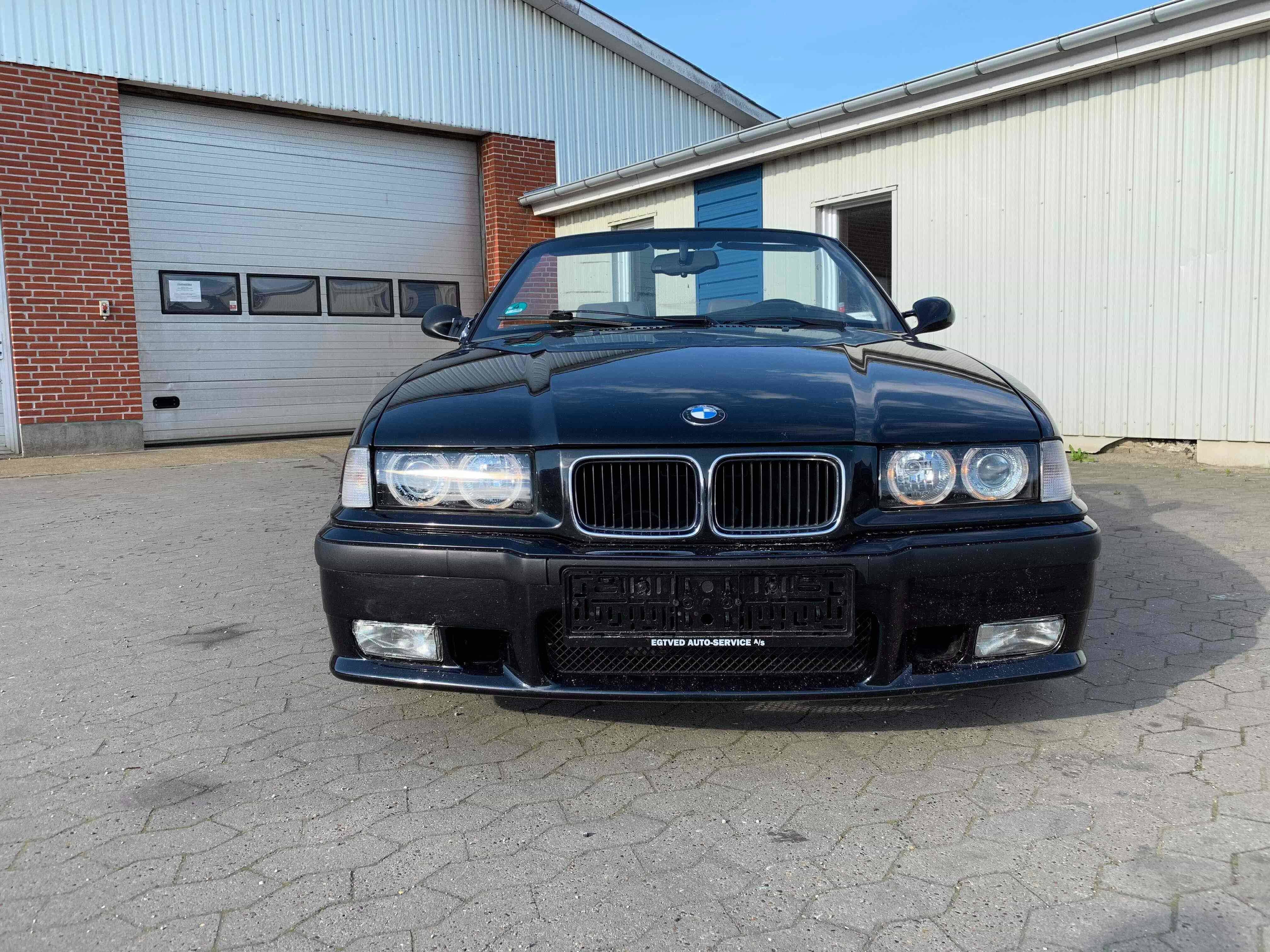 Sort BMW 328 fra 1993