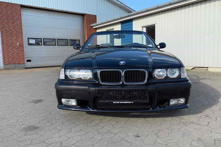 Sort BMW 328 fra 1993