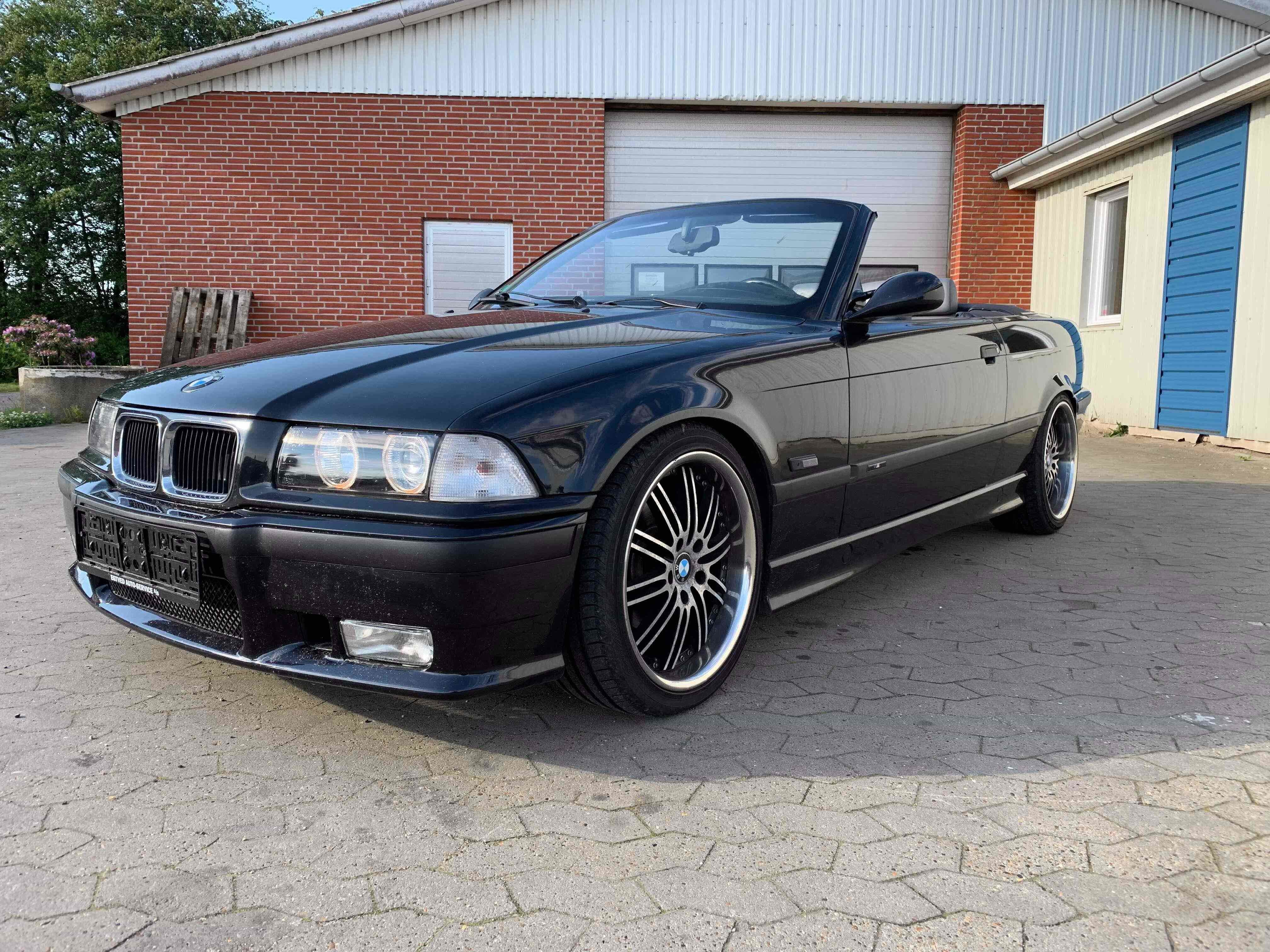 Sort BMW 328 fra 1993