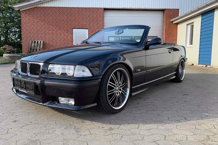 Sort BMW 328 fra 1993