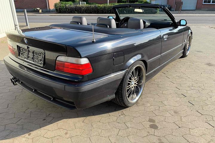 Sort BMW 328 fra 1993