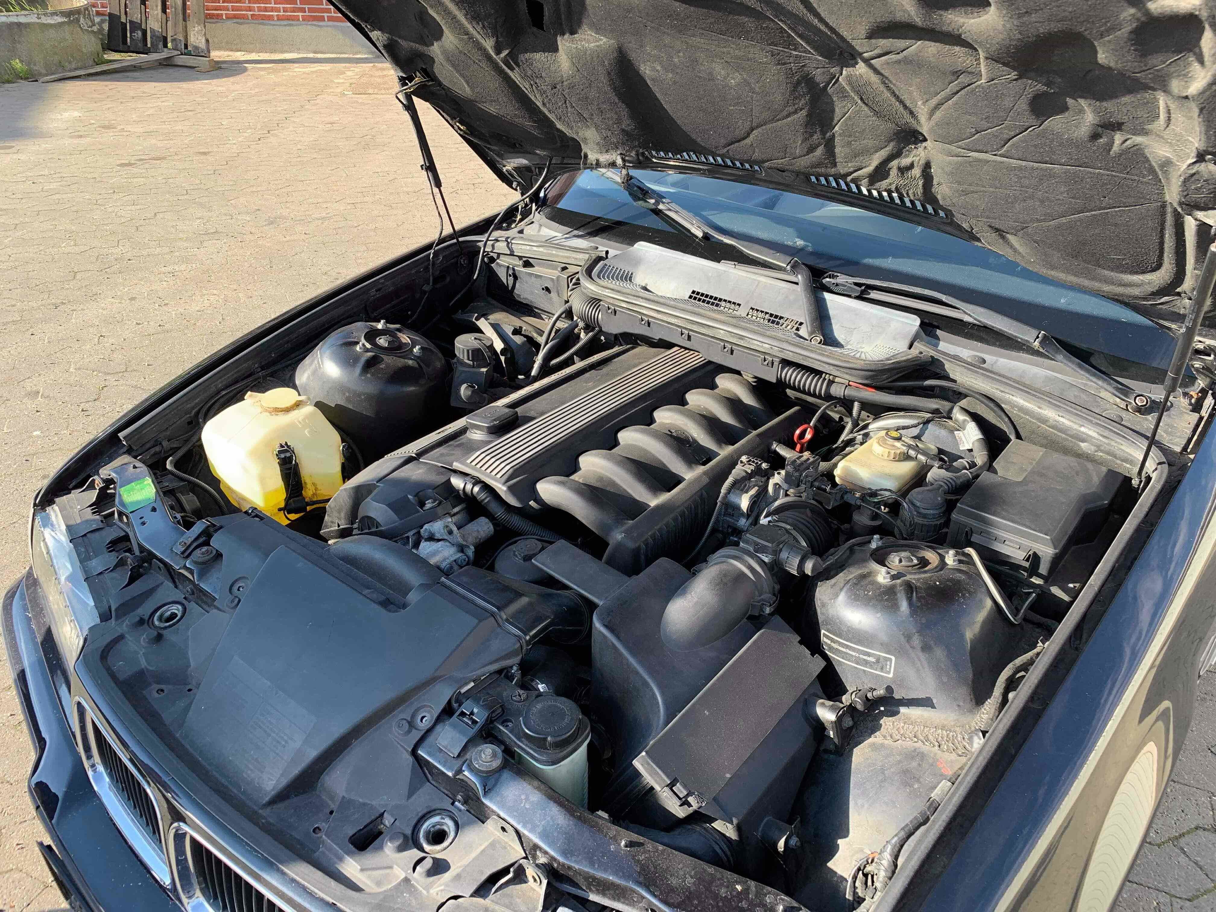 Sort BMW 328 fra 1993