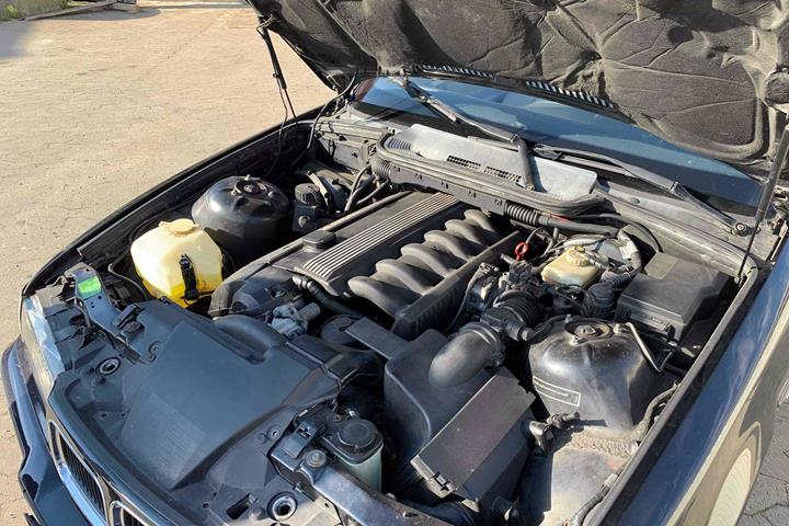 Sort BMW 328 fra 1993