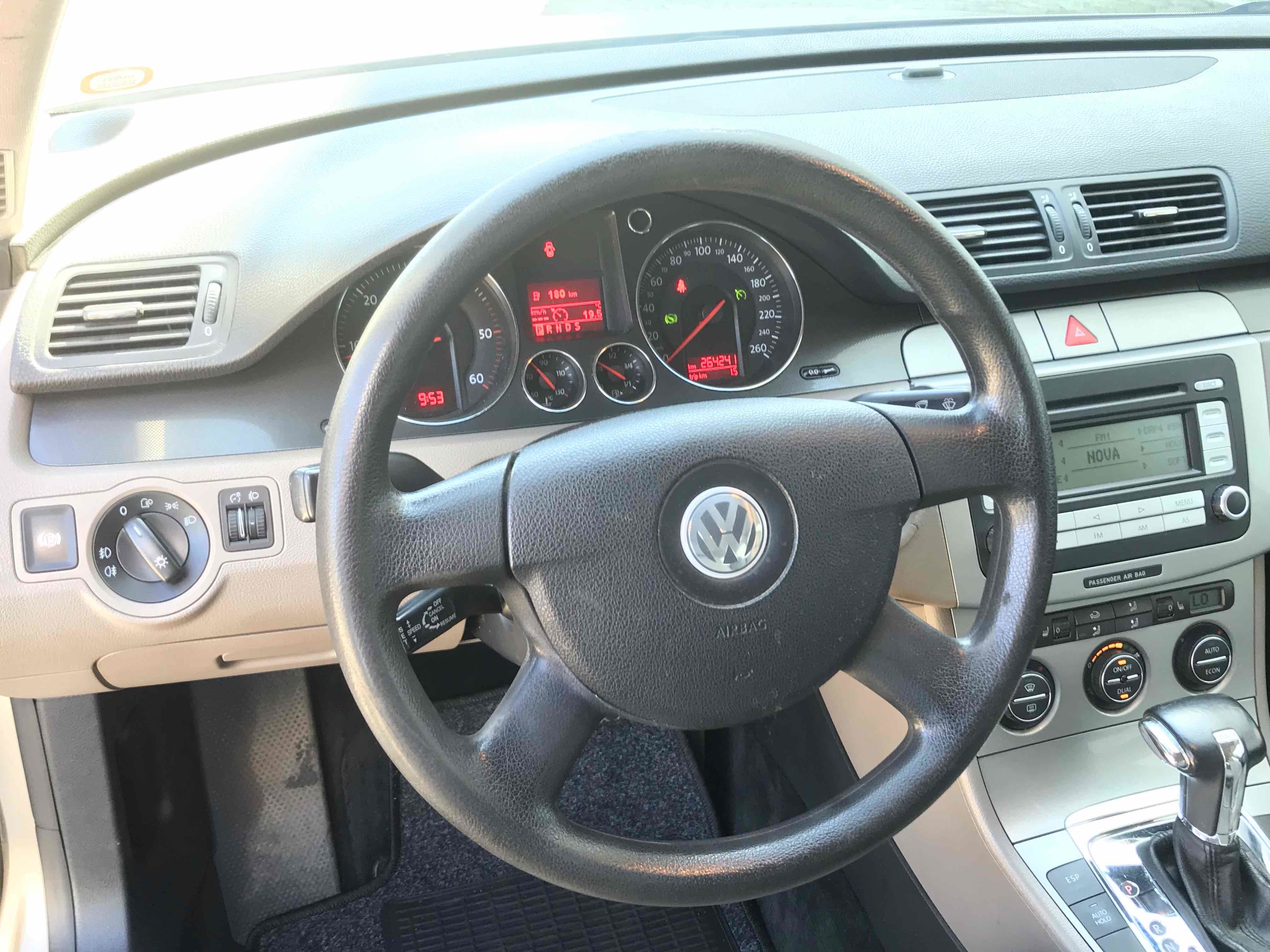 Beige VW Passat fra 2006