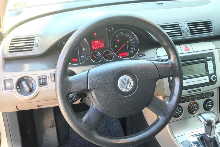 Beige VW Passat fra 2006
