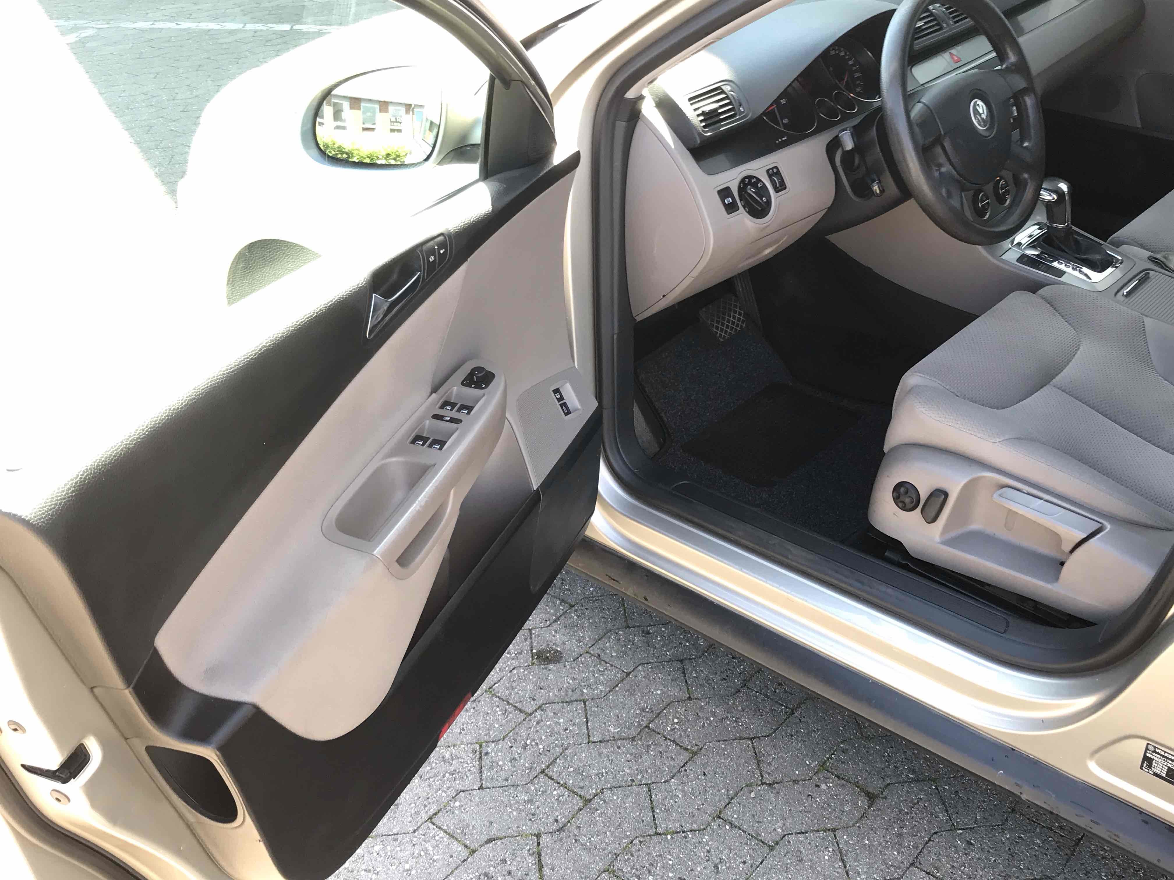 Beige VW Passat fra 2006