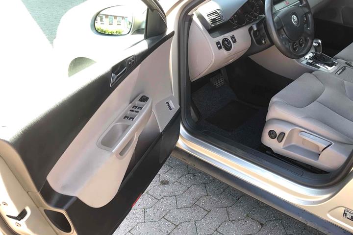 Beige VW Passat fra 2006