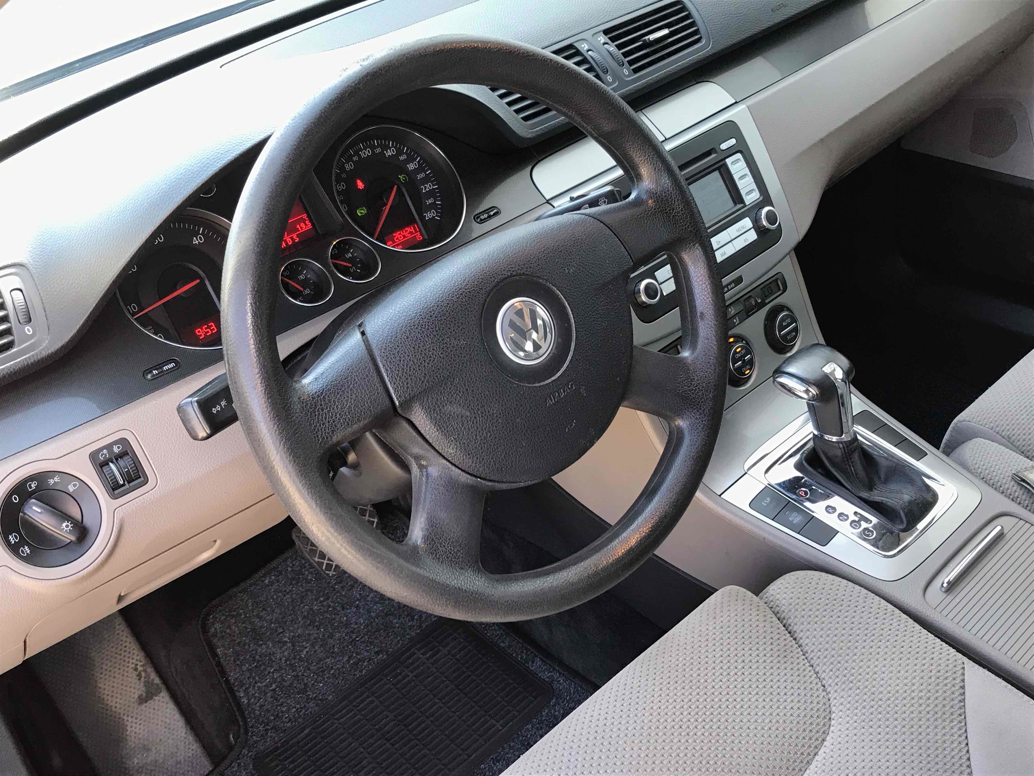 Beige VW Passat fra 2006