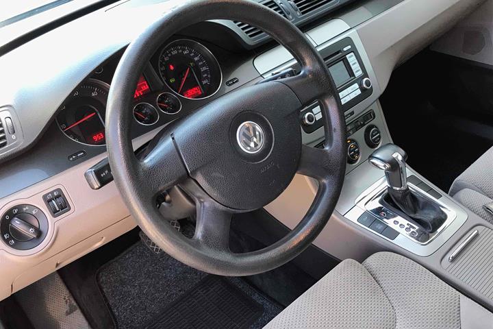 Beige VW Passat fra 2006