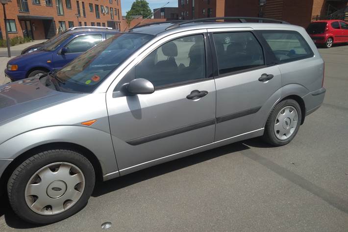Grå Ford Focus fra 2003