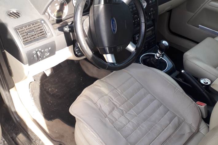 Sort Ford Mondeo fra 2001