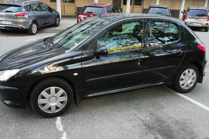 Sort Peugeot 206 fra 2006