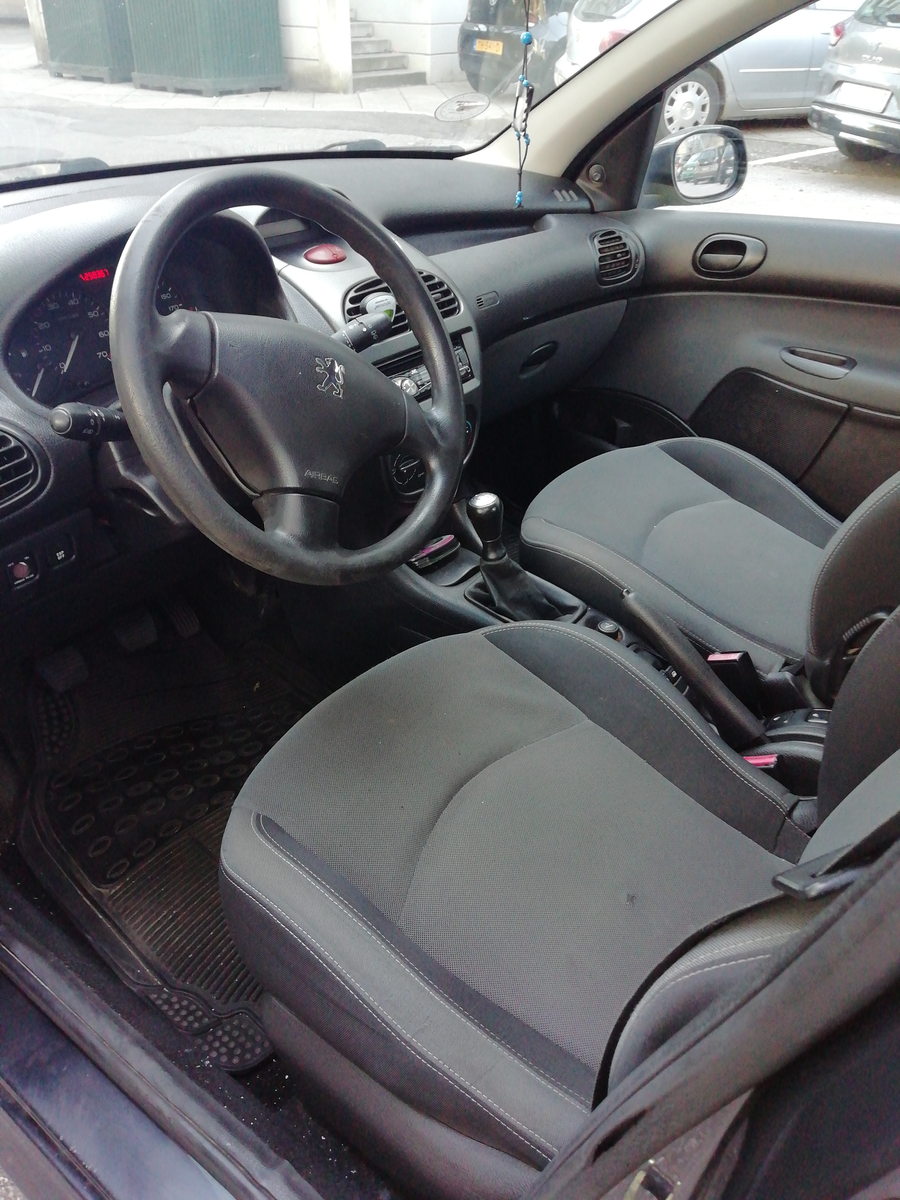 Sort Peugeot 206 fra 2006