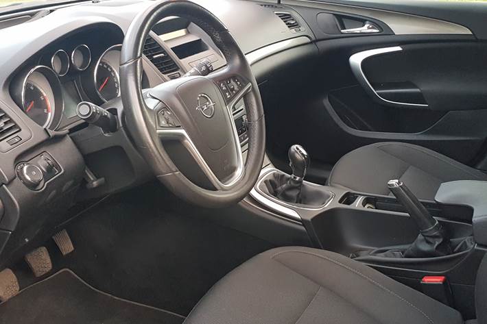 Grå Opel Insignia fra 2011