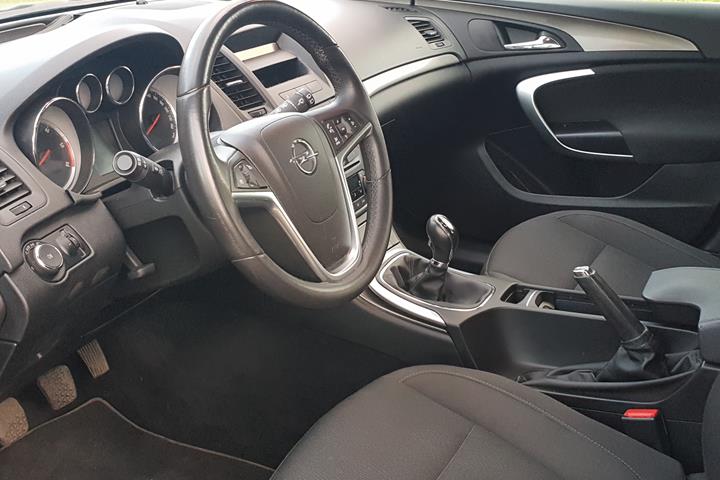 Grå Opel Insignia fra 2011