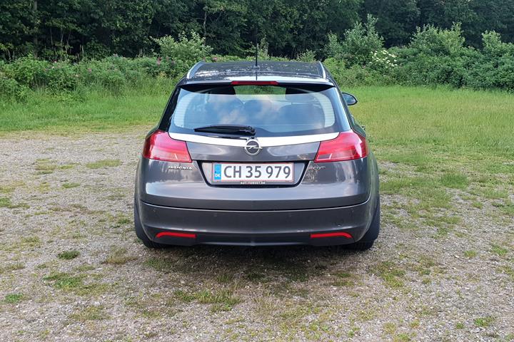 Grå Opel Insignia fra 2011
