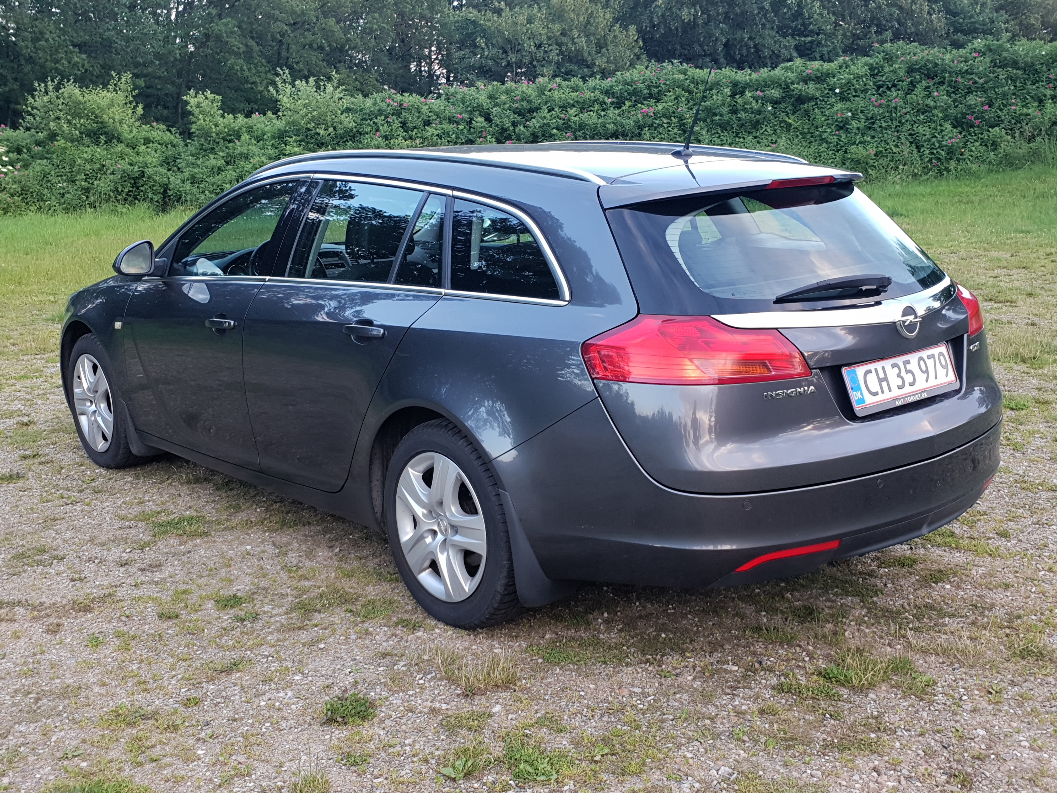 Grå Opel Insignia fra 2011