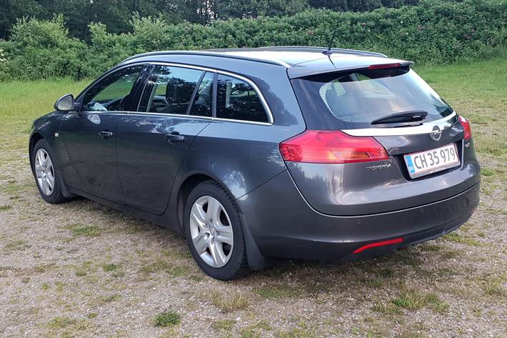 Grå Opel Insignia fra 2011