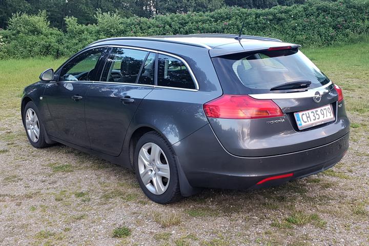 Grå Opel Insignia fra 2011