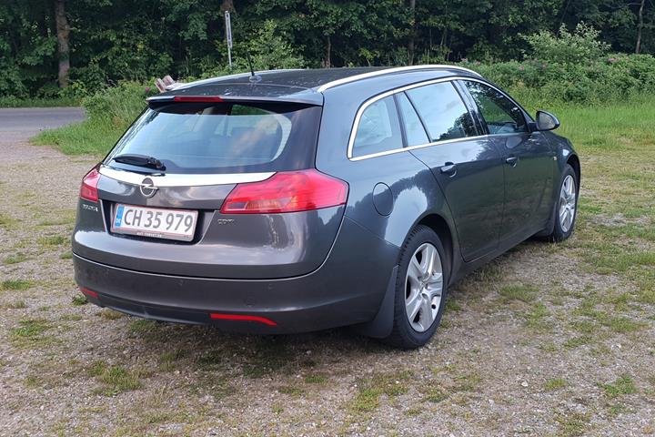 Grå Opel Insignia fra 2011