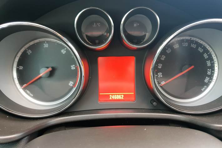 Grå Opel Insignia fra 2011