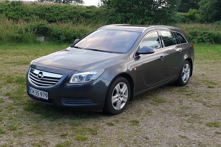Grå Opel Insignia fra 2011